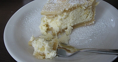 Varškės pyragas su grietine ir kepinių margarinu
