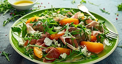 Gaivios salotos su persikais, gervuogėmis, kumpiu ir sūriu