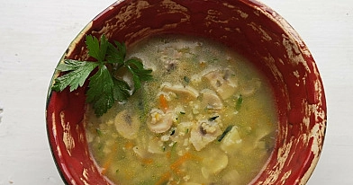 Cukinijų sriuba su sorų kruopomis, pievagrybiais ir daržovėmis