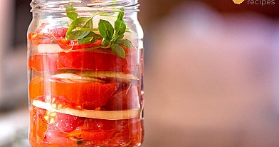 Marinuoti pomidorai su petražolėmis, svogūnais ir vaisių actu