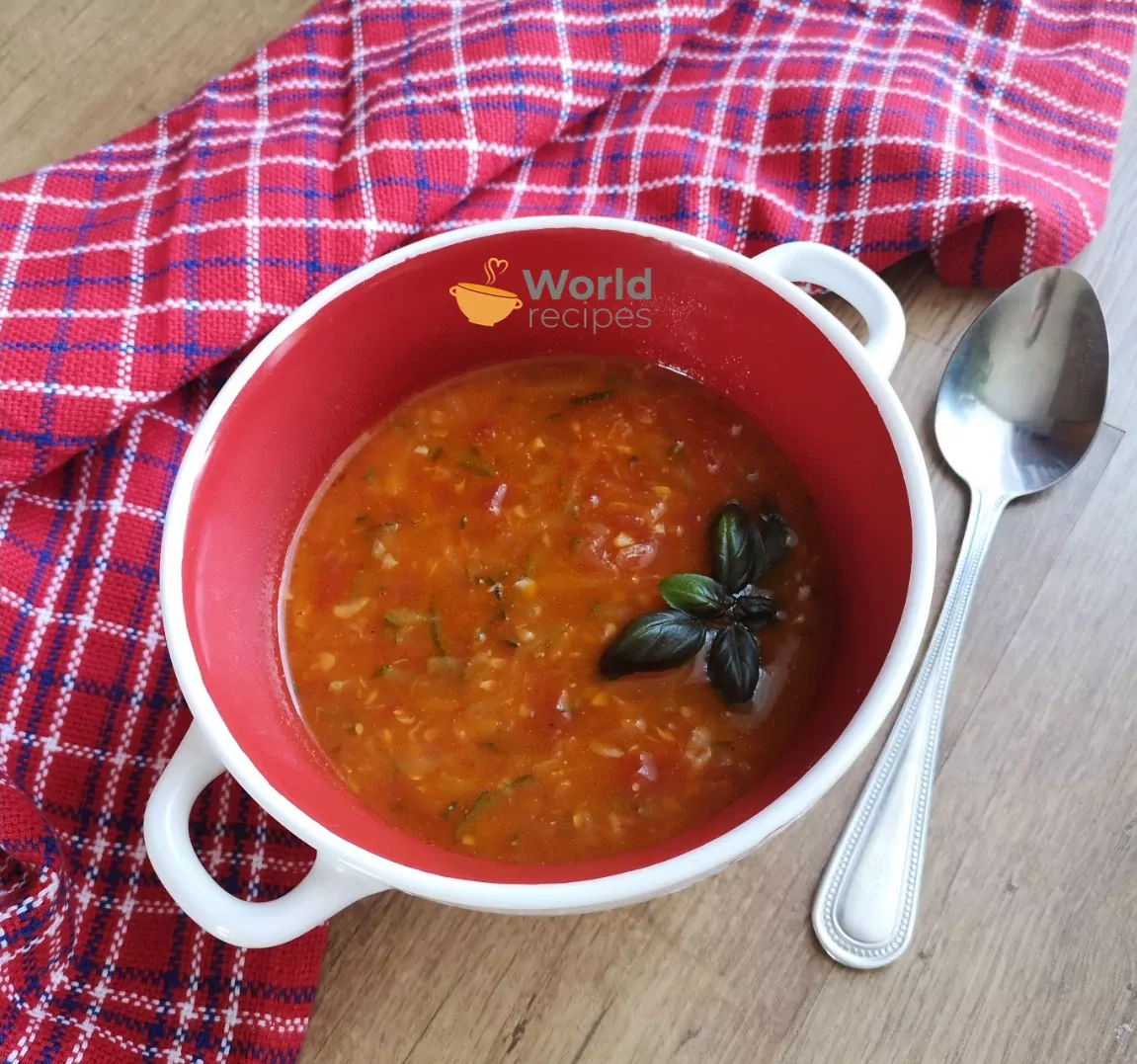 Aštri pomidorų ir cukinijų sriuba su ryžiais ir morkomis