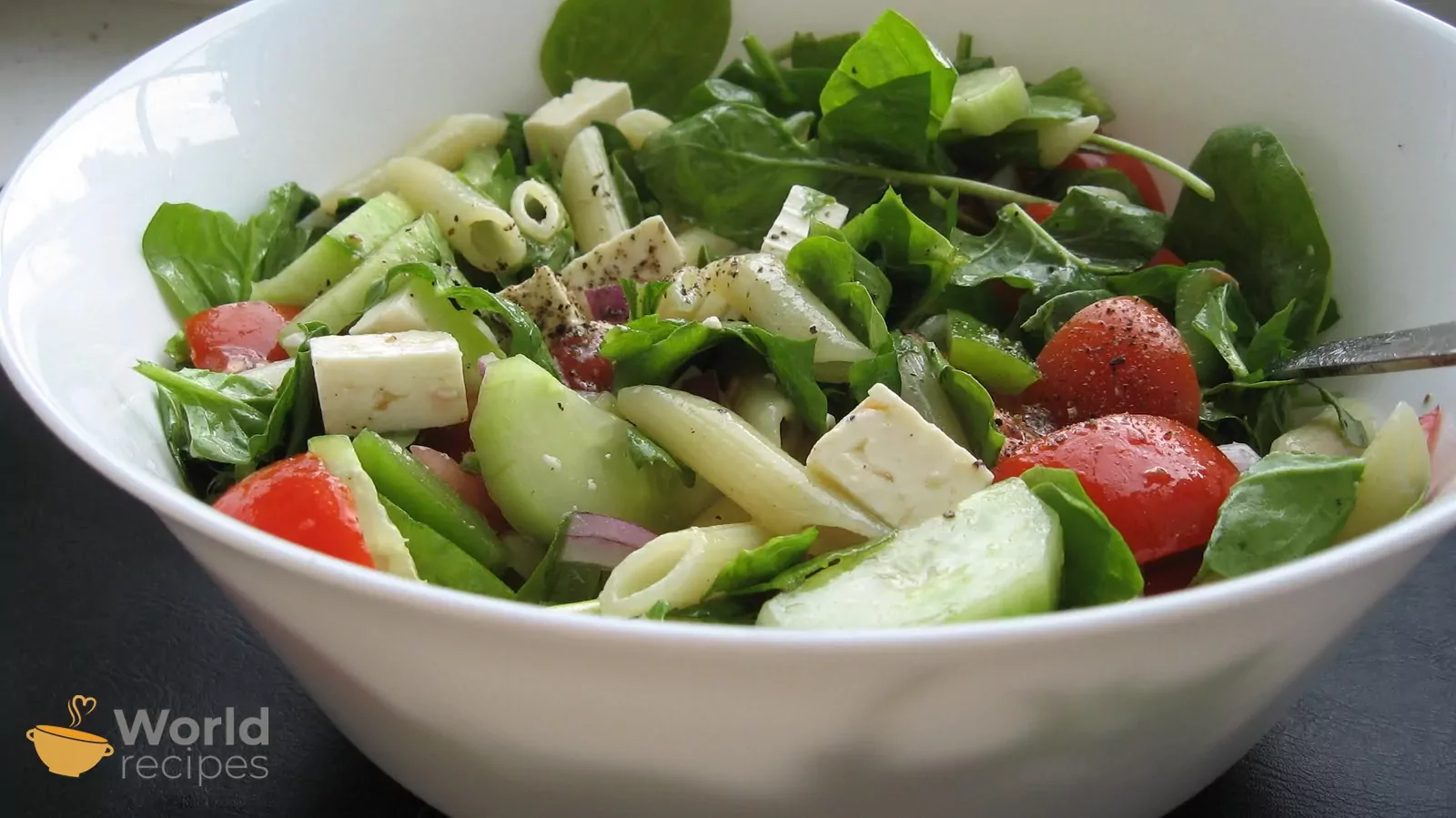 Makaronų salotos su daržovėmis ir feta