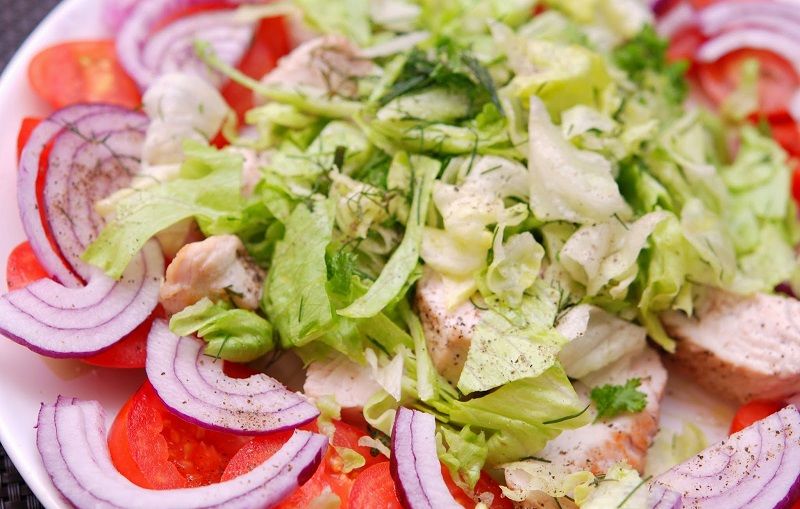 Pomidorų salotos su kepta kalakutiena | Receptas