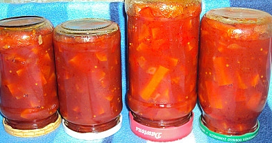Paprikų salotos - mišrainė žiemai su svogūnais, morkomis ir pomidorų sultimis