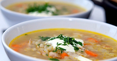 Perlinių kruopų sriuba su vištiena ir morkomis