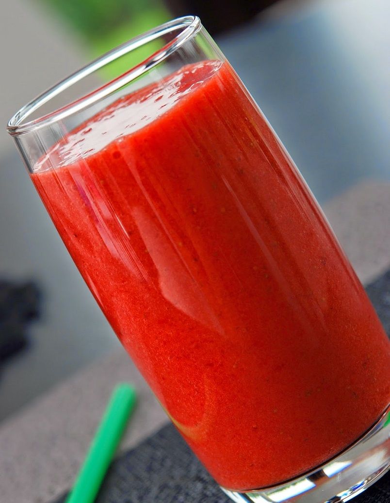 Braškių, abrikosų ir ananasų kokteilis arba SMOOTHIE