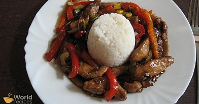 Vištiena kiniškai su daržovėmis, krakmolu, sojos ir žuvies padažais