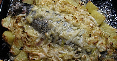 Orkaitėje keptas upėtakis, svogūnų ir porų patale su bulvėmis