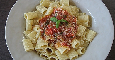 Cilindro formos makaronai Rigatoni su pomidorais, bazilikais ir parmezano sūriu