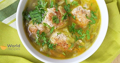Baltagūžių kopūstų sriuba su frikadelėmis - maltos mėsos kukuliais ir morkomis