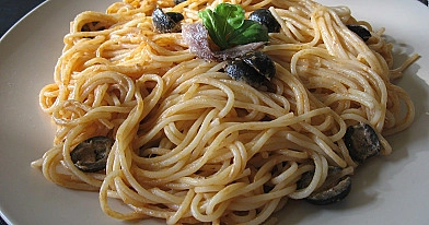Makaronai - spagečiai su česnaku, ančiuviais ir parmezano sūriu