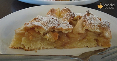 Pyragas su obuoliais, razinomis ir migdolais