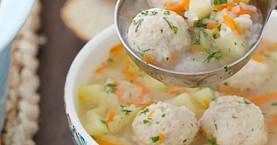 Paprasta makaronų sriuba su mėsos kukuliais, morkomis ir bulvėmis