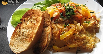 Omletas pagal baskų metodą su paprikomis, pomidorais ir svogūnais