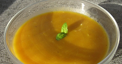 Kreminė morkų sriuba su bulvėmis ir grietinėle