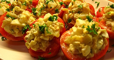 Įdaryti pomidorai su rūkyta skumbre, kiaušiniais ir marinuotais agurkais