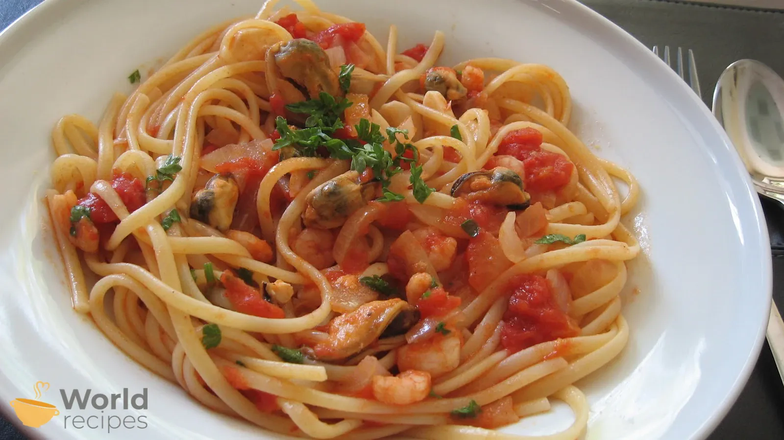 Spageti marinara - spagečiai su jūros gėrybėmis, konservuotais pomidorais ir baltu vynu