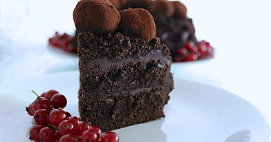 Sodrus šokoladinis pyragas su grietinėle, pienu ir kakaviniu kremu
