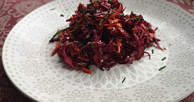 Rytietiškos raudonųjų kopūstų salotos su morkomis ir sezamo sėklomis