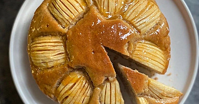 Obuolių pyragas su švelniu grietinėlės kremu