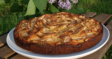 Varškinės tešlos obuolių pyragas, ruoštas su kremine varške