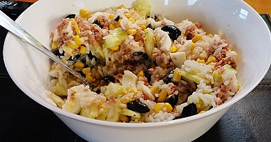Itališkos salotos su tunu, ryžiais, vyšniniais pomidorais ir alyvuogėmis