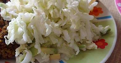 Baltojo ridiko salotos su pekinu ir avokadais