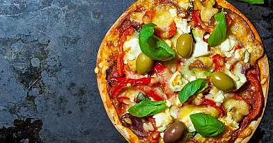 Vegetariška pica su daržovėmis, feta ir alyvuogėmis