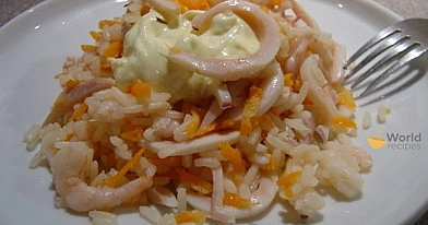 Kalmarų salotos su ryžiais ir morkomis