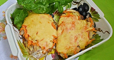 Vištienos kumpelių kepsnys su morkų ir sūrio patalu