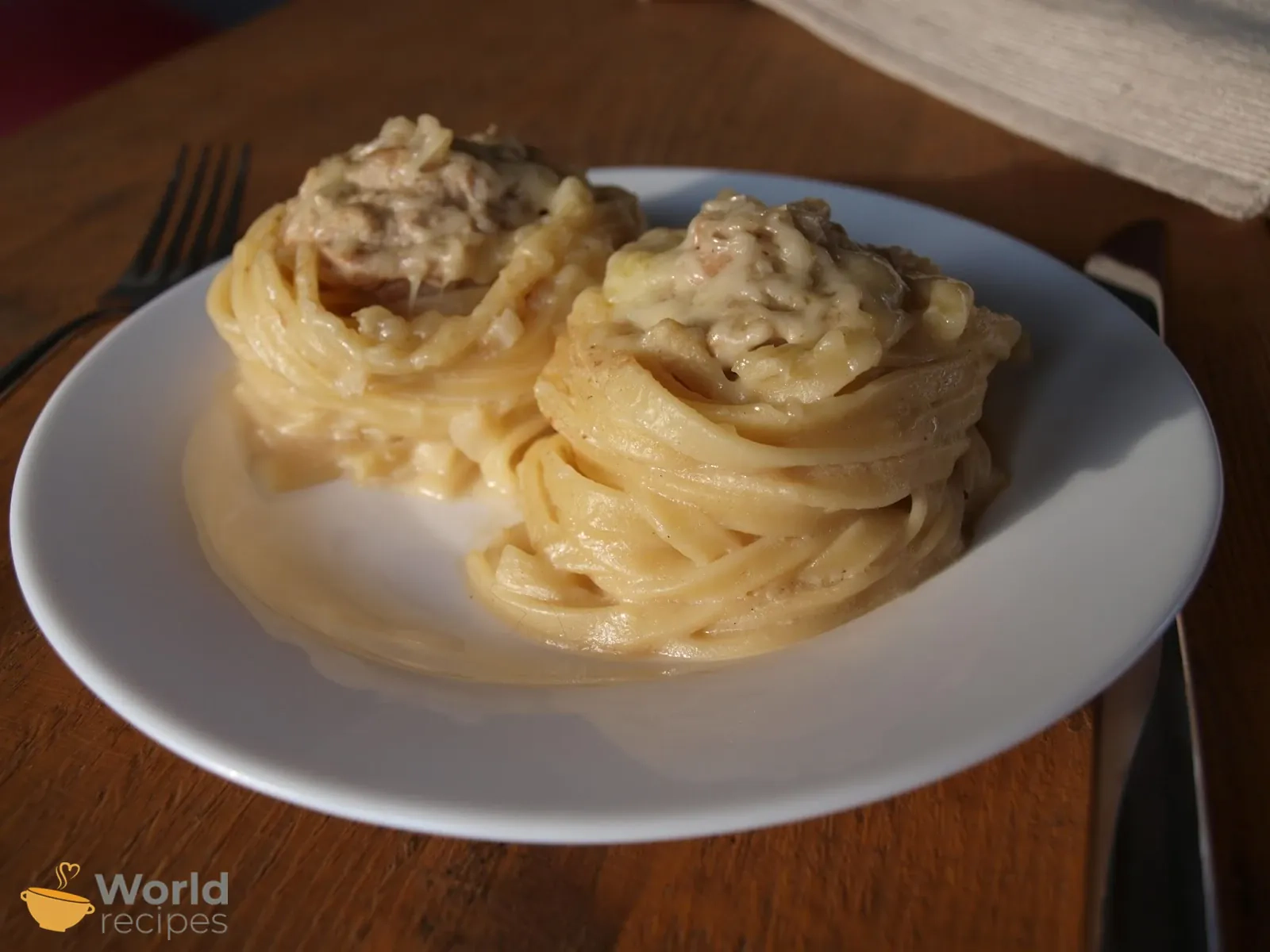 Makaronų lizdeliai su vištiena ir grietinėlės padažu orkaitėje