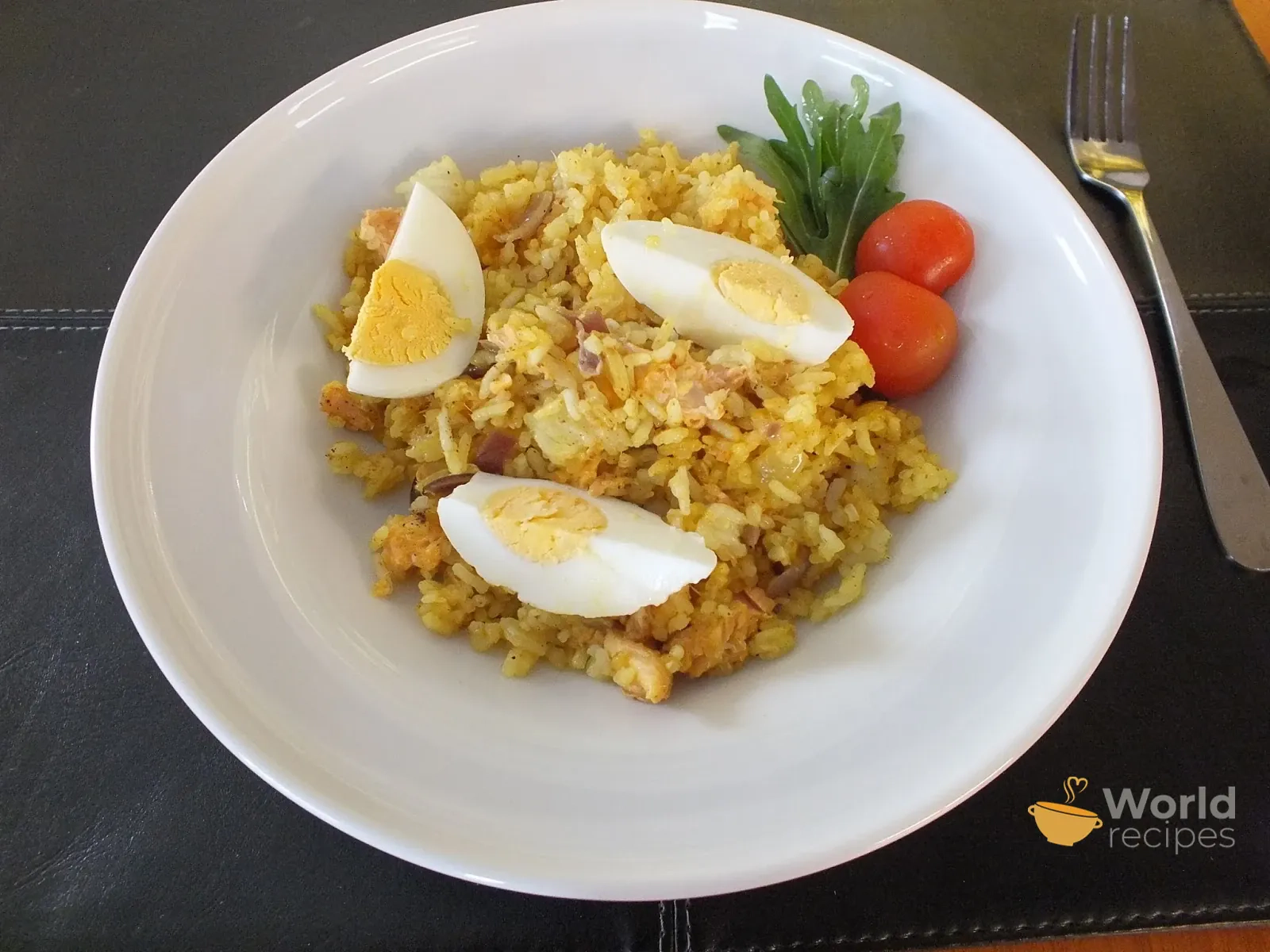 Lašišos kedgeree su ilgagrūdžiais ryžiais ir kiaušiniais