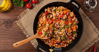 Paprastas vištienos troškinys su ryžiais, morkomis ir pomidorų padažu