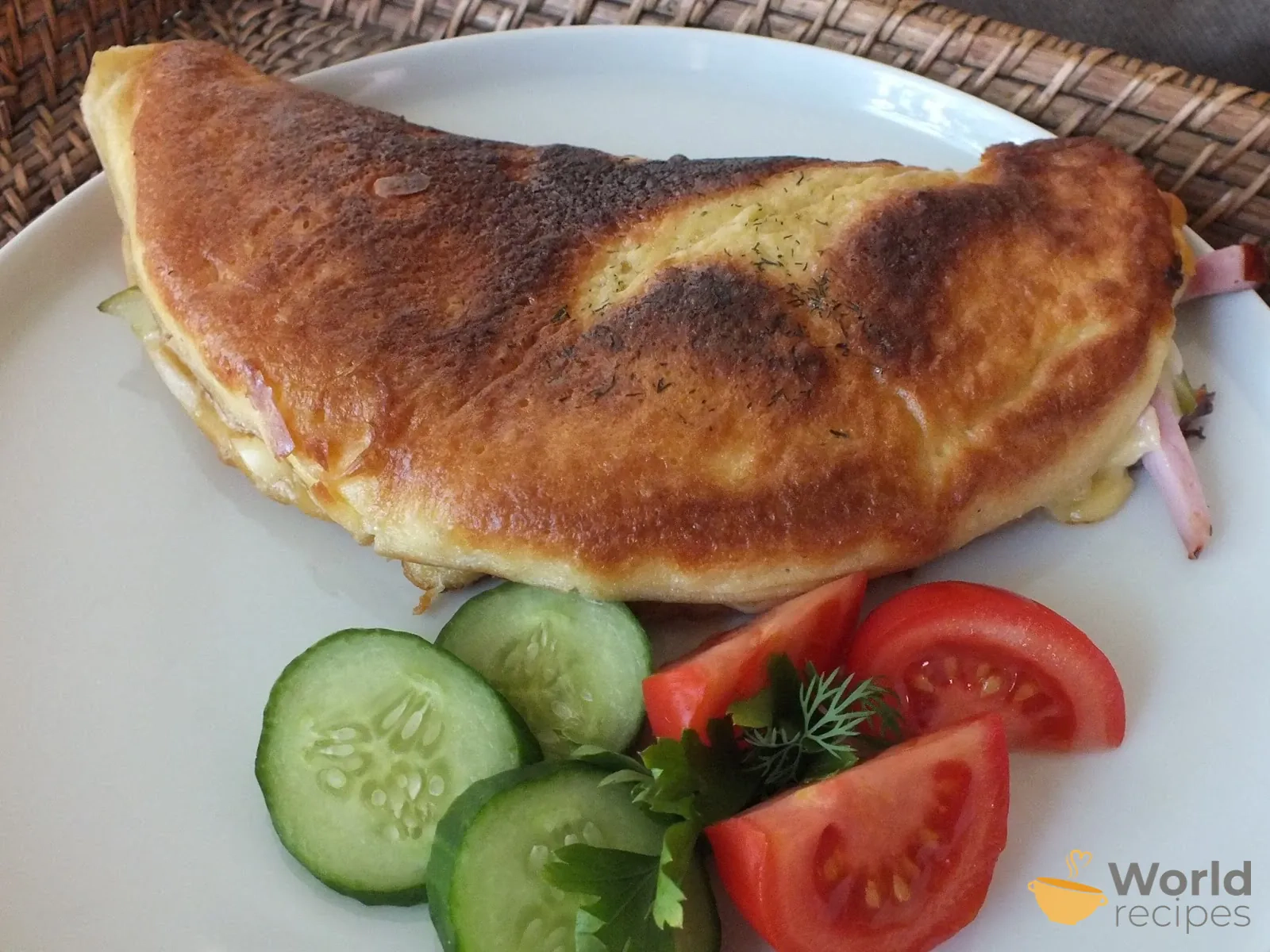 Vyriškas perlenktas omletas su rūkytu kumpiu, dešra ir sūriu