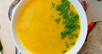 Veganiška trinta raugintų agurkų sriuba su bulvėmis, porais ir morkomis