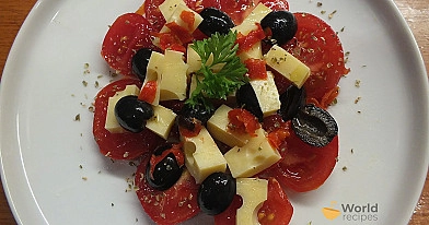 Pomidorų ir sūrio salotos su alyvuogėmis