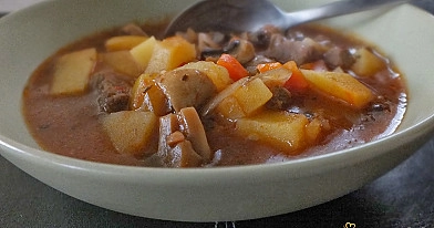 Guliašo sriuba su kalakutiena, paprikomis, bulvėmis, morkomis ir pievagrybiais