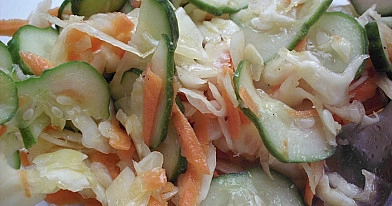 Gaivios kopūstų salotos su morkomis ir agurkais, be majonezo