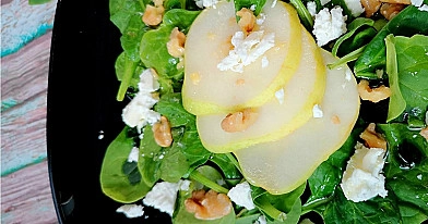 Kriaušių ir špinatų salotos su ožkos sūriu