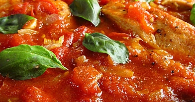 Keptuvėje troškinta vištiena su pomidorų ir bazilikų padažu