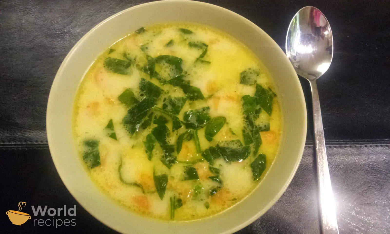Daržovių sriuba su kariu, sultiniu ir kokosų pienu
