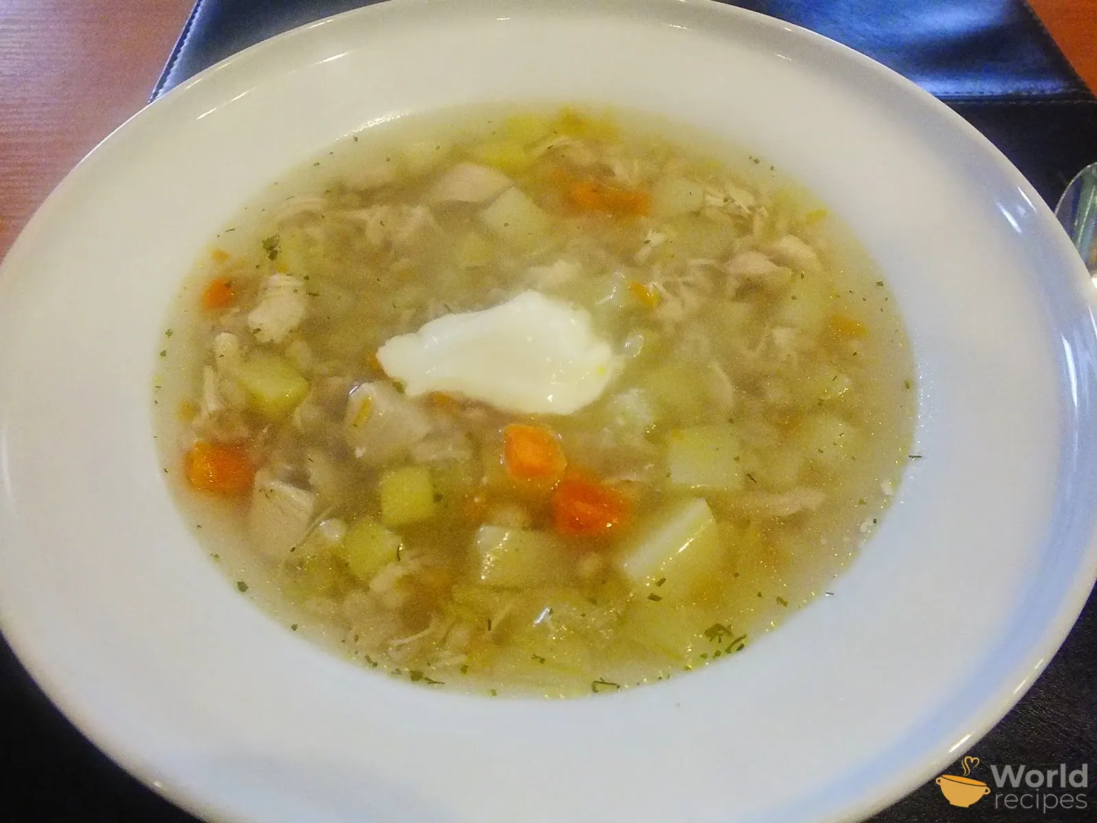 Vištienos sriuba su perlinėmis kruopomis, bulvėmis ir morkomis