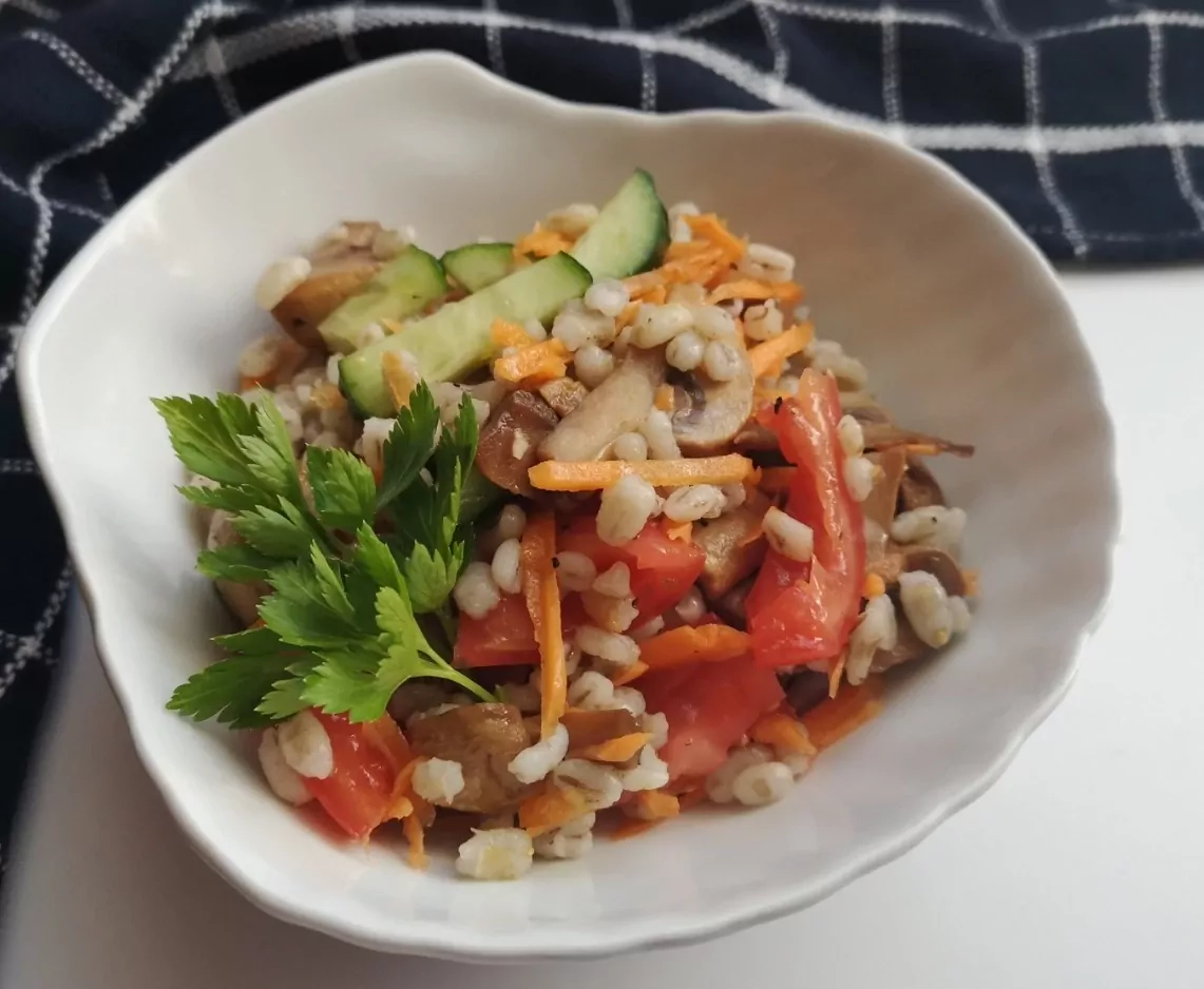 Perlinių kruopų salotos su pievagrybiais ir daržovėmis