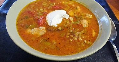 Vištienos ir lęšių sriuba, su porais, morkomis bei konservuotais pomidorais