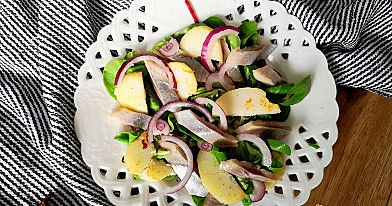 Silkės salotos su keptomis bulvėmis ir raudonaisiais svogūnais