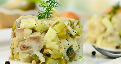 Vokiškos silkės salotos su bulvėmis, obuoliais, marinuotais agurkais ir konservuotais ananasais