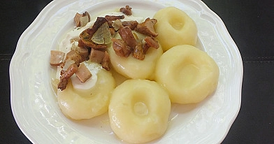 Bulviniai virtinukai su voveraičių padažu