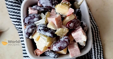 "Žieminės" pupelių salotos-mišrainė su kumpeliu, sūriu ir marinuotais agurkais