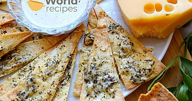 Tortilijų traškučiai su česnakais, prieskoniais ir fermentiniu sūriu