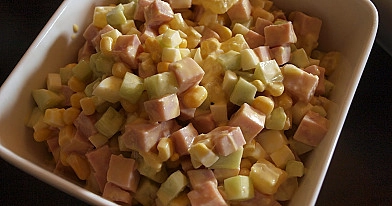 Gaivios kumpio salotos - mišrainė su agurkais, kiaušiniais, kukurūzais ir ananasais